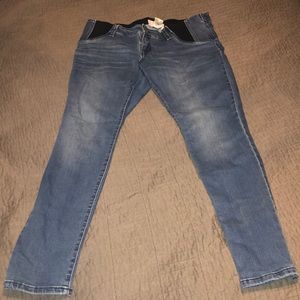 Side panel ankle links maternity jeans
